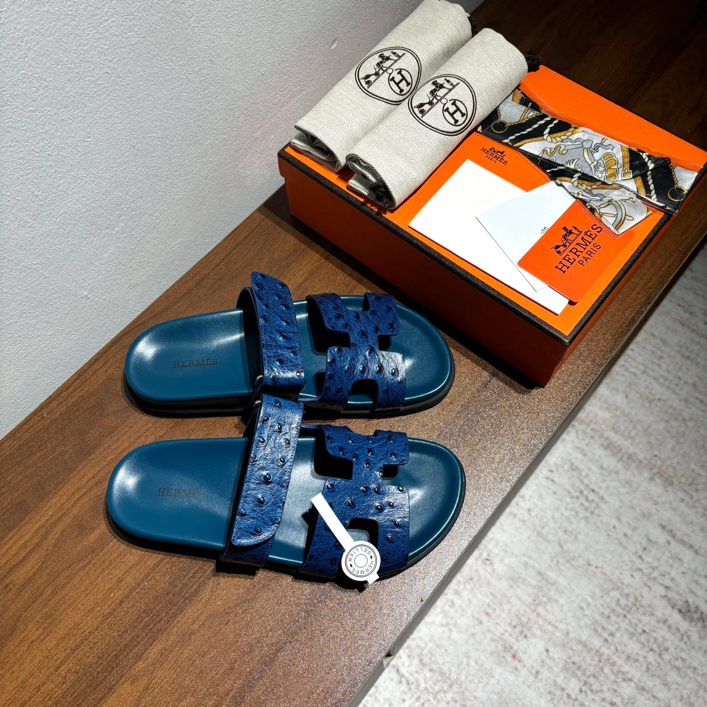 👟👟Ex-factory price 520👟👟 Men's size +10 Brand💗: HERMES Number💗: H8018-210199 Color💗: Ostrich pattern new color system Size 💗: 35 to 40 38-45 Upper material: imported calfskin Outsole material: Tpu anti-slip and wear-resistant outsole 🆕🆕🆕HERMES 2025 latest color matching, original purchased and dismantled, imported custom fabrics. All colors have been adjusted N times, striving to be zero different from the original! The top version for women 💰 Erjie's shoes that have become extremely popular recently - chypre sandals, which are comfortable for all ages and are cute and cute. Paired with various colored socks, it’s so trendy